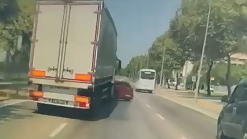 Bursa’da dehşet anları! Tırın kör noktasındaki otomobil ezilmekten son anda kurtuldu