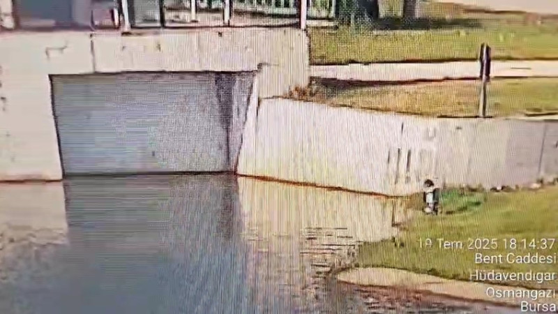 Nilüfer Çayına düşen 1,5 yaşındaki çocuğu böyle kurtardı