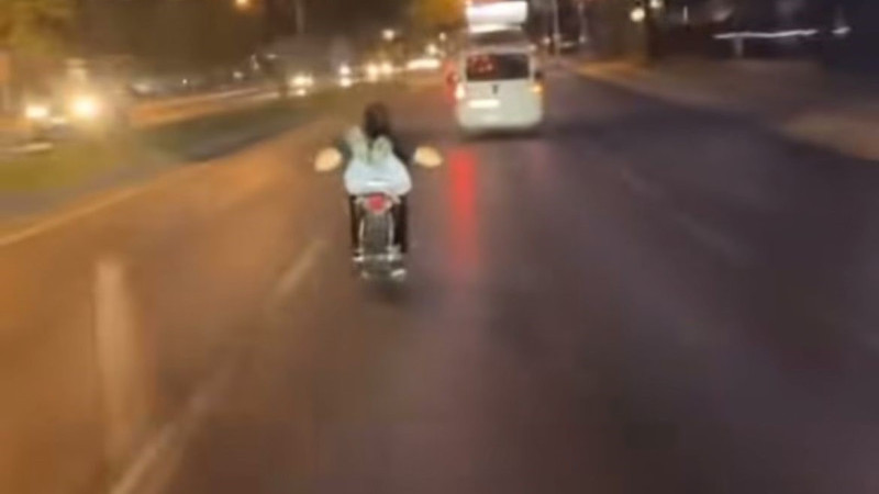 Bursa'da motosiklete uzanarak gitti, canını hiçe saydı