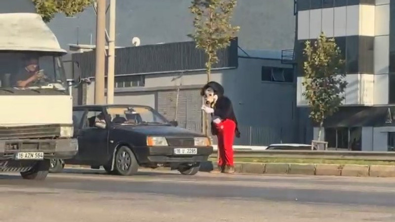 Miki Fare kostümüyle peçete sattı, trafikte ilgi odağı oldu!