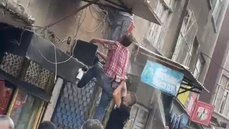 Bursa'da evde çıkan yangında alevlerin arasında kalan kadını mahalleli kurtardı