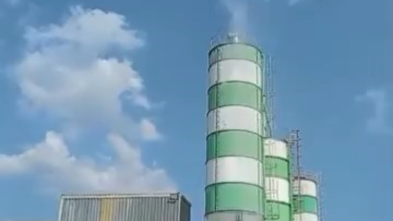 Beton mikserinin altında duş alıp, tazyikli tabanca ile yıkandılar