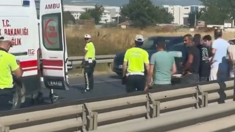 Bursa'da 3 aracın karıştığı zincirleme kaza kamerada