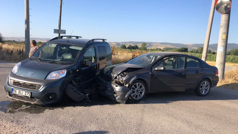 Bursa'da hafif ticari araç ile otomobil çarpıştı; 1'i çocuk 2 kişi yaralandı