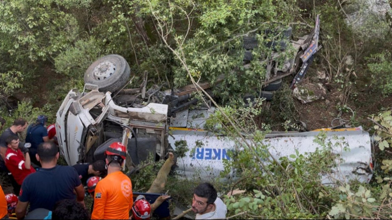 Orman yangınını söndürmeye giden tanker uçuruma yuvarlandı