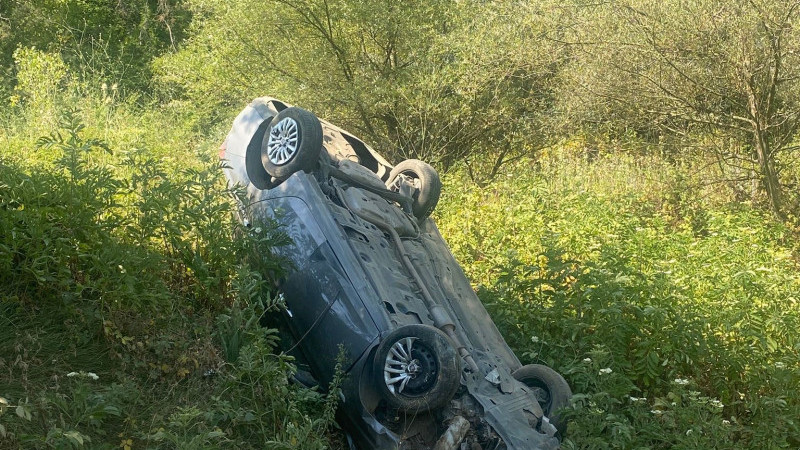 Bursa'da lastiği patlayan araç şarampole yuvarlandı