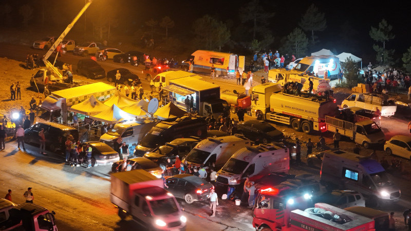 Gözlerini kırpmadan alevlerle mücadele için koşuşturuyor