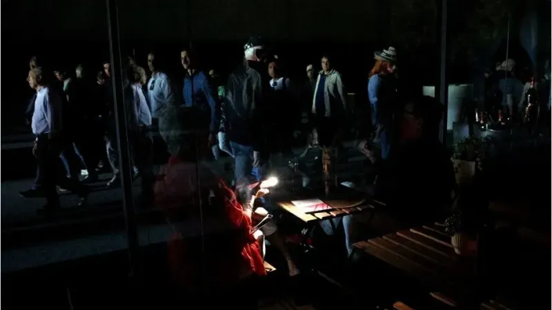 Avrupa'nın ortası karanlığa gömüldü! Hayat felç oldu