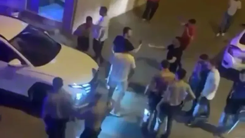 Polisin yakaladığı şüpheliyi korumak için polisleri böyle ezdi