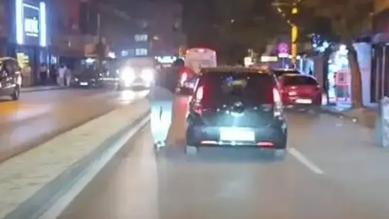 Scooterli gencin tehlikeli yolculuğu kamerada