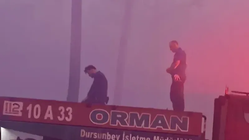 Hem yangınla savaştılar hem secdeye vardılar