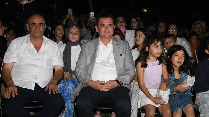 Başkan Aydın, Güneştepe’de çocuklarla açık hava sinemasında buluştu