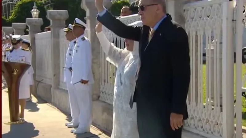 TEKNOFEST Mavi Vatan coşkusu İstanbul Boğazı’nda! Cumhurbaşkanı Erdoğan gemileri selamladı!