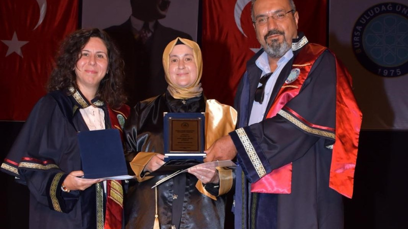50 yaşındaki 5 çocuklu anne, üniversitede bölüm birincisi oldu