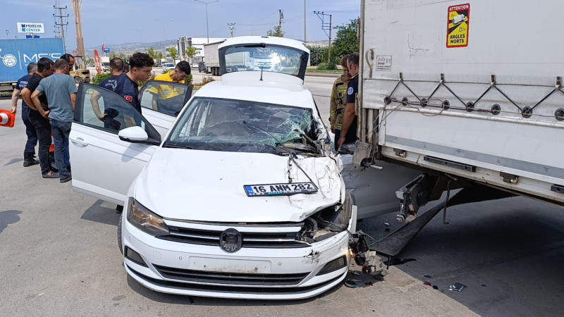 Bursa'da korku dolu anlar! Benzinliğe daldı tıra çarptı