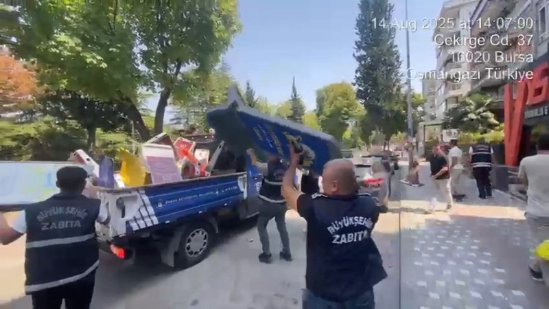 Bursa'da zabıta dakikalar içinde kaldırım ve sokakları böyle temizledi