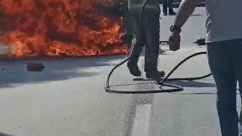 Seyir halindeki araç alev alev yandı