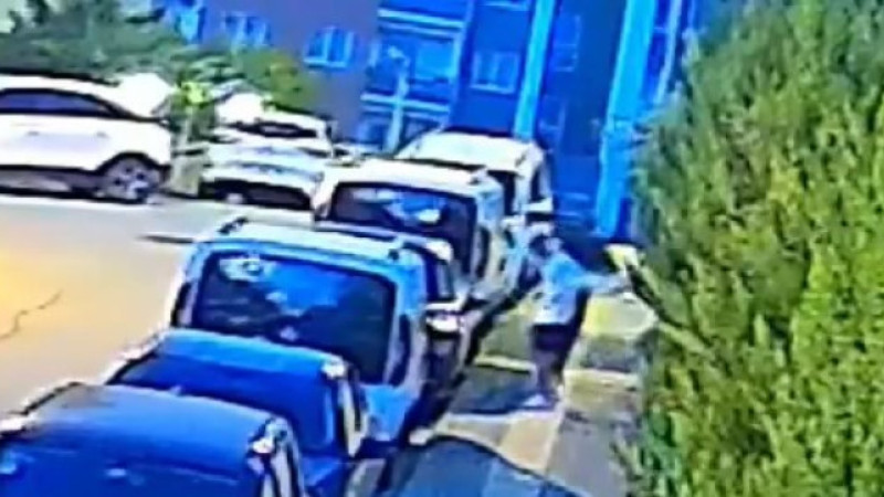 Bursa’da araç vandalizmi: 2 genç kaportaları çizip aynaları kırdı