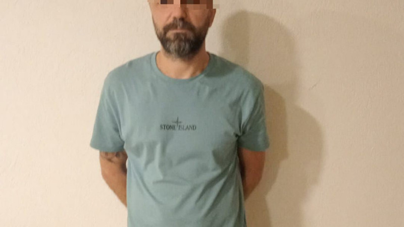Polisler turist kılığına girdi, aranan şahsı yakaladı