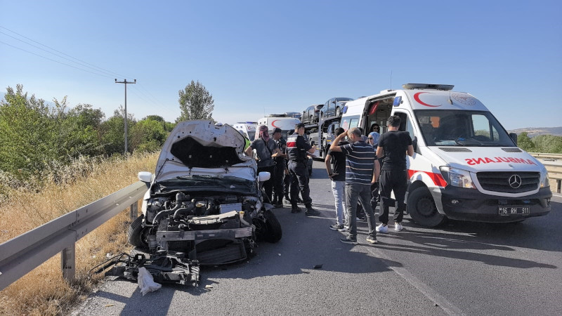 Bursa’da otomobil traktöre çarptı