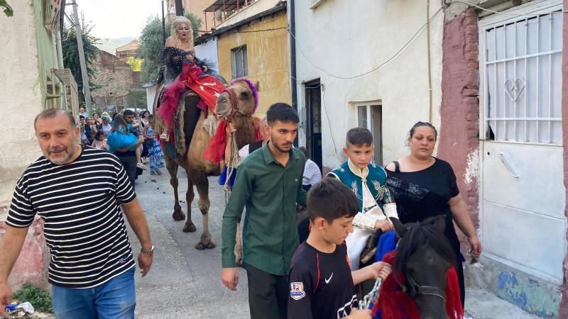 Böyle düğün görülmedi, anne deveye sünnet çocuğu Midilliye bindi