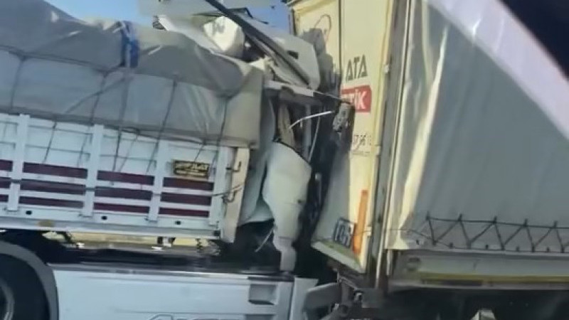 Bursa'da tır ve kamyonların karıştığı zincirleme kaza