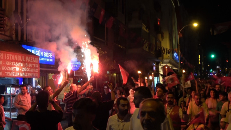 Bursa'da 30 Ağustos Zafer Bayramı coşkusu fener alayı ve Göksel konseriyle taçlandı