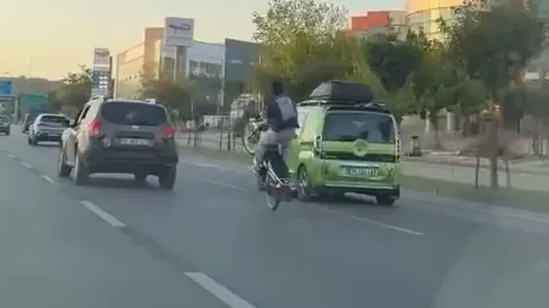 Bursa trafiğinde ölümle dans! Motosikletli sürücü akrobasi yaptı
