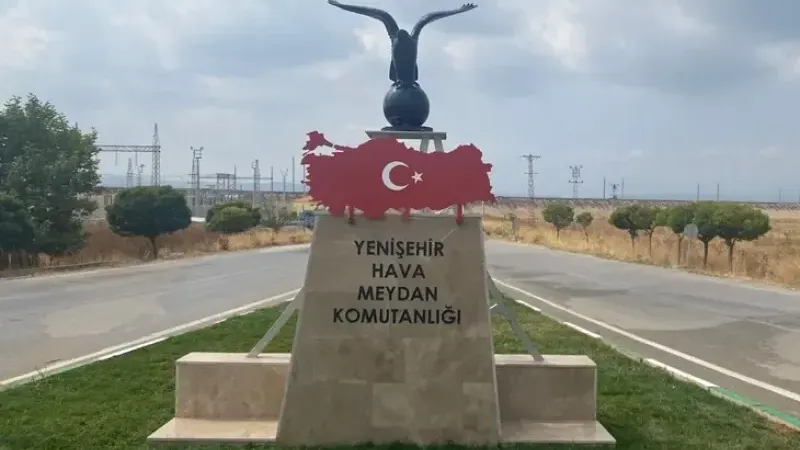 Türk Bayraklı kartal heykeline büyük ilgi