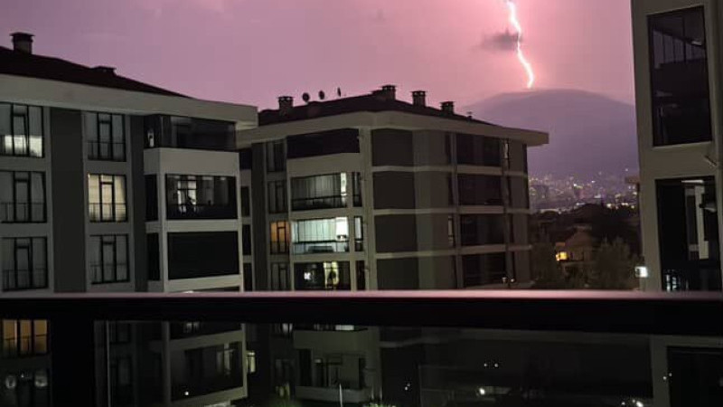 Bursa’da şimşekler geceyi aydınlattı