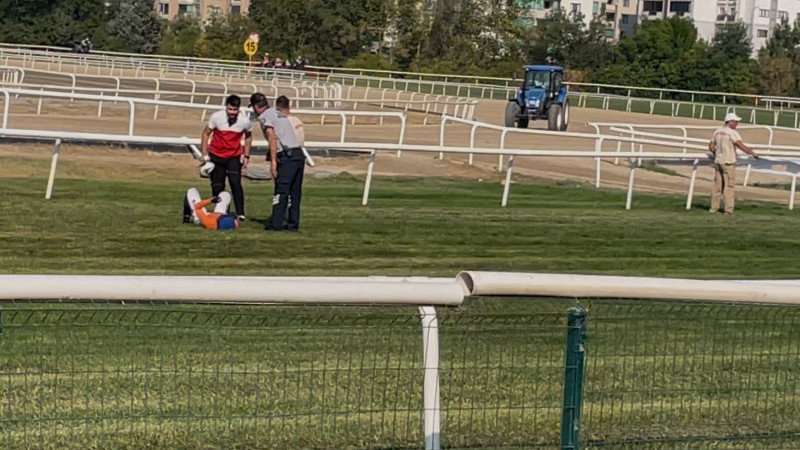 Attan düşen jokeyin yerine yarıştı birinci oldu