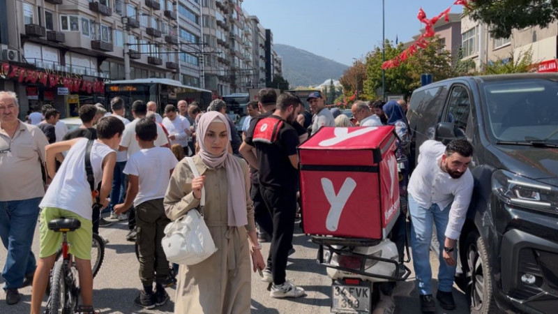 Bursa'da yolun karşısına geçen 2 kadına motosiklet çarptı