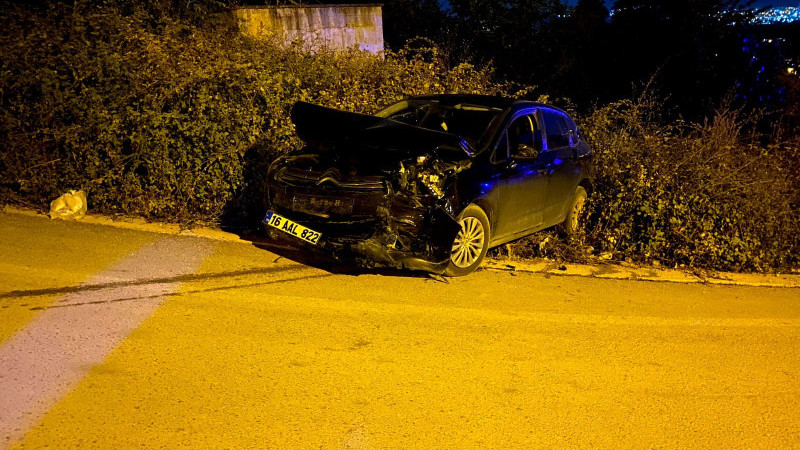 Bursa’da 2 otomobil kafa kafaya çarpıştı