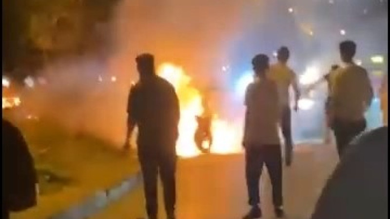 Alev alan motosikleti, kırık ayağıyla koşarak yetişen yardımsever kurtardı