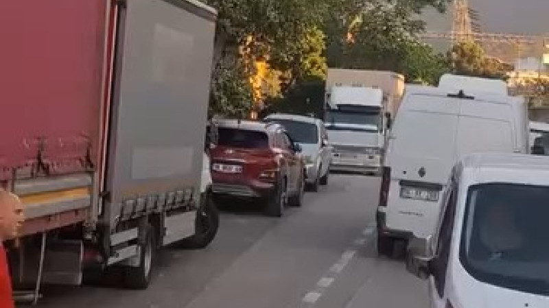 Bursa'da otobüs şoförü ile sürücü arasında ters yön tartışması