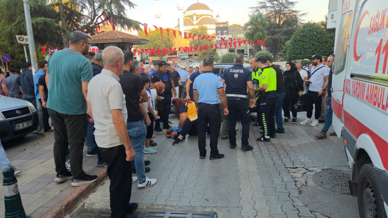 Bursa'da motosiklet önce küçük çocuğa ardından otomobile çarptı