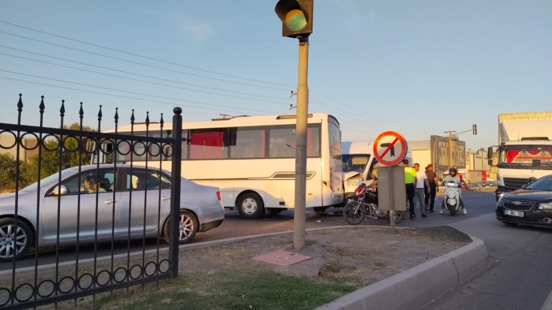 Bursa'da işci servisi ile yolcu minibüsü çarpıştı