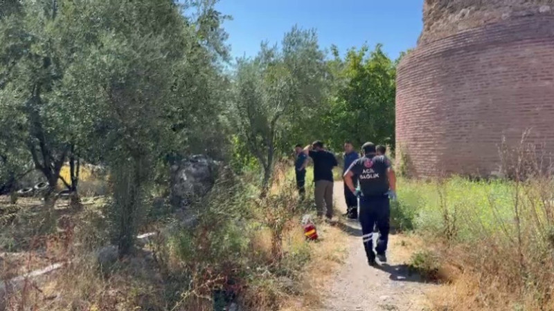 Bursa'da tarihi surların dibinde erkek cesedi bulundu