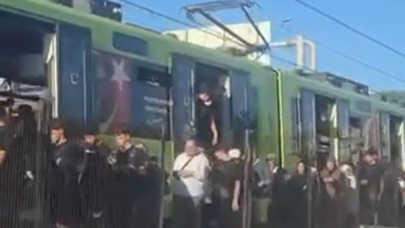 Bursa'da metro durdu, vatandaşlar raylardan yürüdü