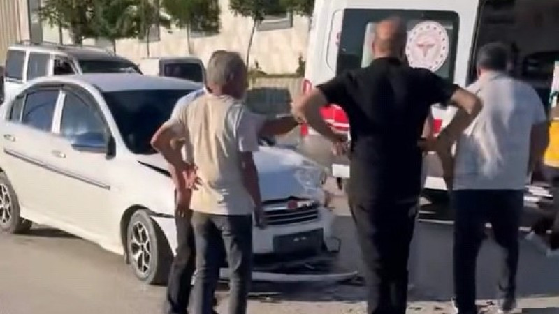 Bursa'da 2 otomobil kafa kafaya çarpıştı