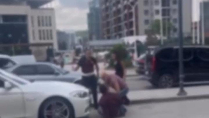 Trafik tartışması yola taştı...Birbirlerine girdiler kavgayı çevredekiler ayırdı