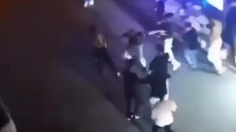Kalabalık bir grup tarafından darp edilen genç esnafa sığındı