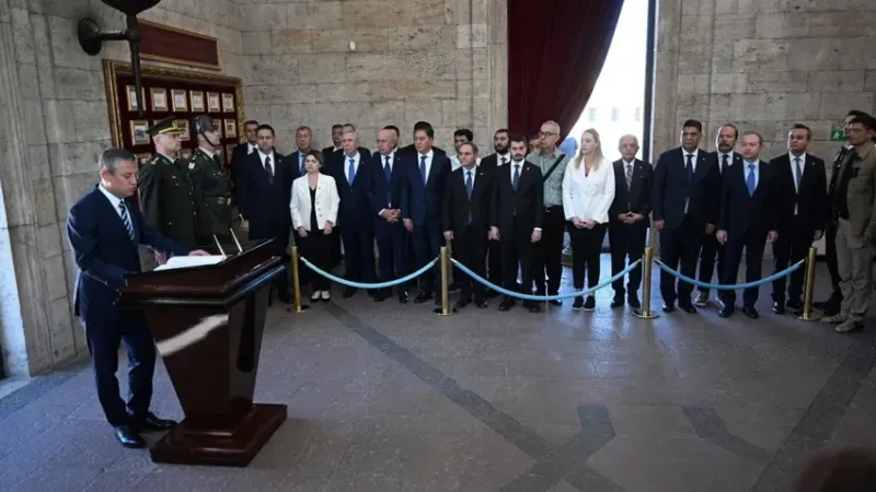 CHP Genel Başkanı Özgür Özel Anıtkabir'i ziyaret etti