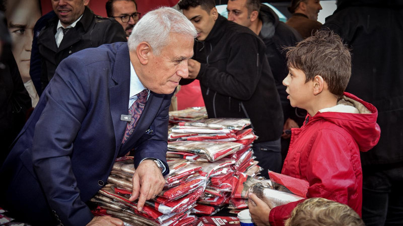 Bursa sokakları kırmızı-beyaza bürünüyor.