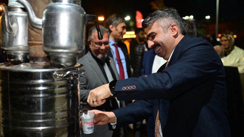 Başkan Yılmaz muhtarlara çay dağıttı!