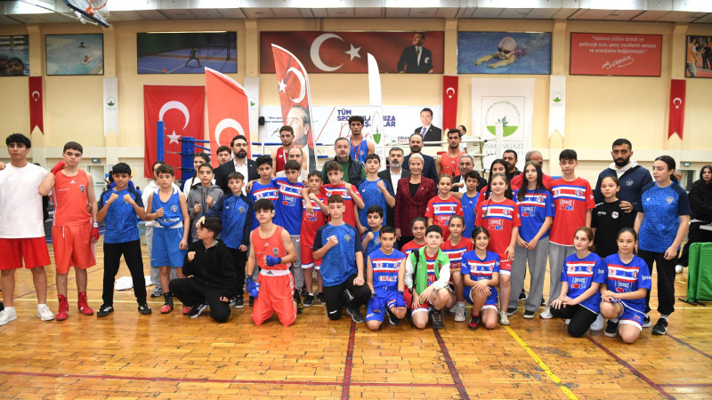 Cumhuriyet Bayramı'na özel boks turnuvasında minikler yürek hoplattı!