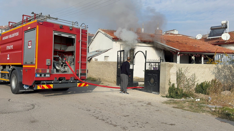 Annesinin evini ateşe verip kaçtı...