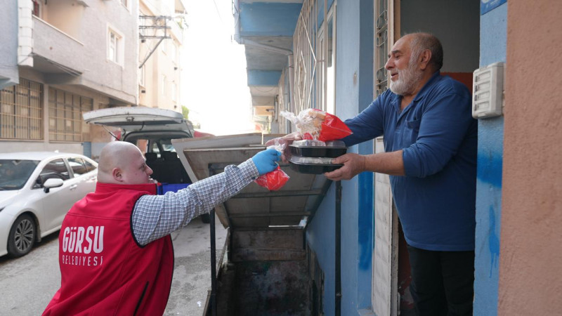Gürsu’nun gülen yüzü Mesut, sıcacık yemeklerle gönülleri ısıttı