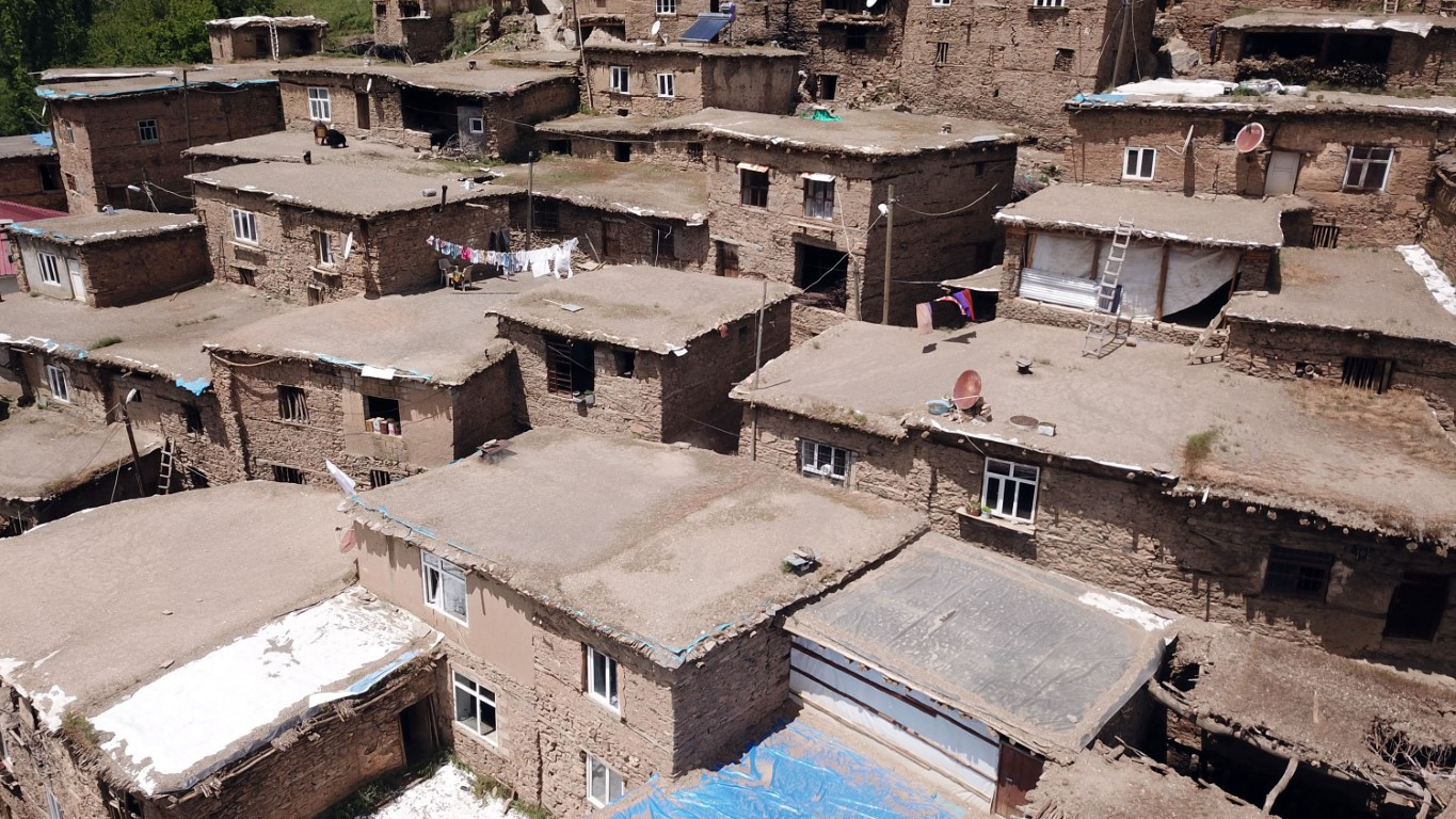 Hizan’ın taş evlerden oluşan köylerine gezgin ve fotoğrafçılardan yoğu