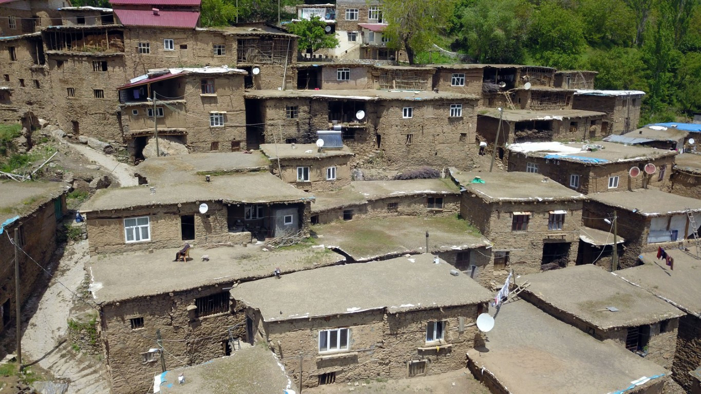 Hizan’ın taş evlerden oluşan köylerine gezgin ve fotoğrafçılardan yoğu